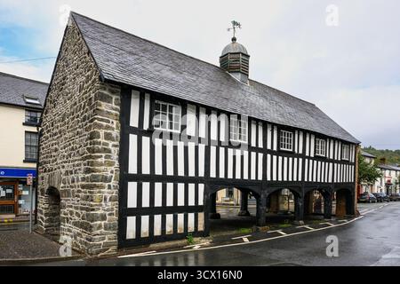 Llanidloes, pays de Galles, Royaume-Uni - 1er septembre 2025 ; Old Market Hall à Llanidloes Central Wales par temps humide Banque D'Images