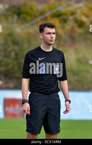 Lewes, Angleterre. 12 octobre 2025. L'arbitre Thomas Fondie lors du match de la FA Women's National League Southern premier Division entre Lewes et Gwalia United au Dripping Pan à Lewes, Angleterre, Royaume-Uni, le 12 octobre 2025. Crédit : Duncan Thomas/Majestic Media. Banque D'Images