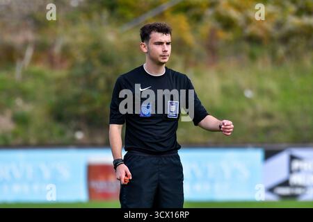 Lewes, Angleterre. 12 octobre 2025. L'arbitre Thomas Fondie lors du match de la FA Women's National League Southern premier Division entre Lewes et Gwalia United au Dripping Pan à Lewes, Angleterre, Royaume-Uni, le 12 octobre 2025. Crédit : Duncan Thomas/Majestic Media. Banque D'Images