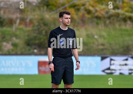 Lewes, Angleterre. 12 octobre 2025. L'arbitre Thomas Fondie lors du match de la FA Women's National League Southern premier Division entre Lewes et Gwalia United au Dripping Pan à Lewes, Angleterre, Royaume-Uni, le 12 octobre 2025. Crédit : Duncan Thomas/Majestic Media. Banque D'Images