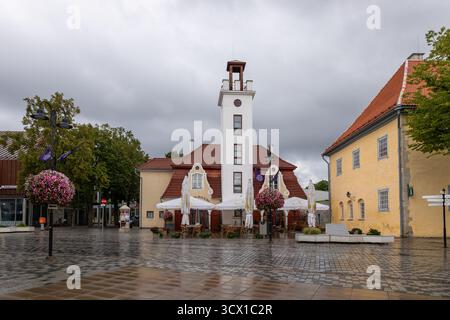 Kuressaare, Saaremaa, Estonie – 25 août 2021 : vue sur la place centrale de Kuressaare avec la vieille tour de l'hôtel de ville, parasols de terrasse et pendaison Banque D'Images