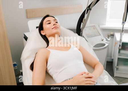 Enlèvement au laser des lésions cutanées et traitement dermatologique. La thérapie au laser élimine les excroissances cutanées indésirables. Traitement au laser des excroissances cutanées. Effectif R Banque D'Images