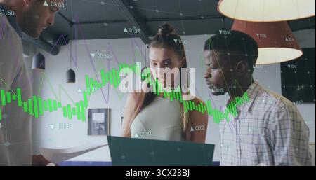 Analyste adolescent tenant dossier de documents de marine dans un bureau moderne, avec des graphiques numériques superposés Banque D'Images
