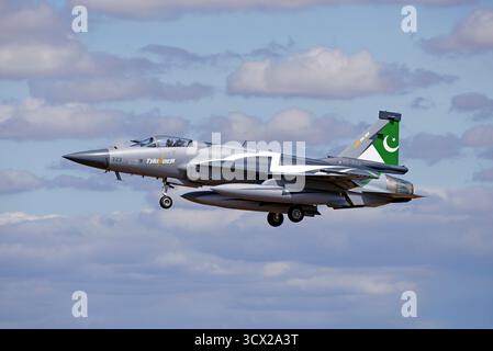 RAF Fairford, Gloucestershire, Angleterre, Royaume-Uni - 16 juillet 2025 : un 8e escadron 'Haiders' Pakistan Air Force JF-17C Thunder Block III atterrit au RIAT 2025 Banque D'Images