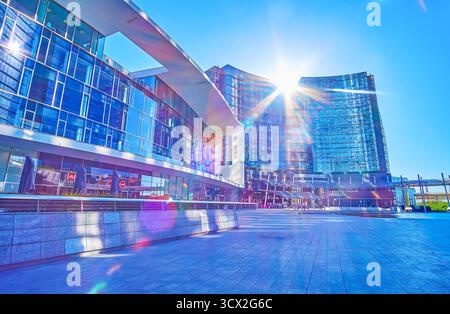 MILAN, ITALIE - 9 AVRIL 2022 : place de la Gae Aulenti avec immeubles de bureaux modernes, sur 9 avril à Milan, Italie Banque D'Images