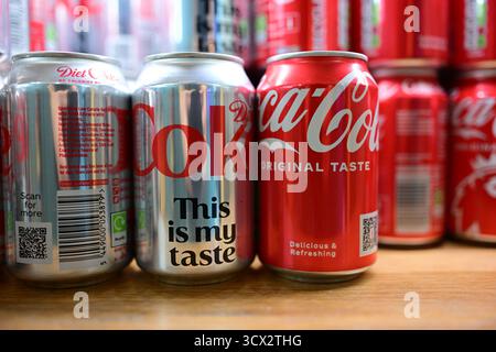 Londres, Royaume-Uni, 7 octobre 2025. Boîtes de Coca Coca classiques à vendre au restaurant du Musée d'histoire naturelle. Banque D'Images