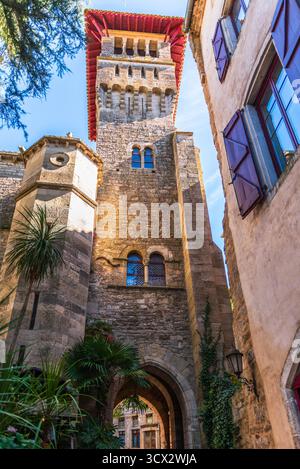 Village médiéval de Saint Antonin Noble Val rue, Tarn et Garonne, en Occitanie, France Banque D'Images