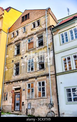 Façades altérées et maisons de ville restaurées le long de la rue Nerudova dans la petite ville de Prague, reflétant des siècles d'histoire urbaine et d'architecture. Banque D'Images