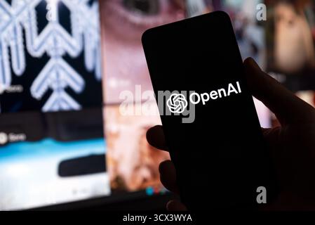 Wroclaw, Pologne - 12 octobre 2025 : logo OpenAI sur smartphone. OpenAI est l’une des plateformes d’IA les plus populaires Banque D'Images