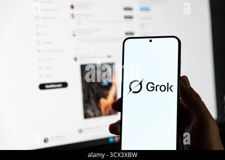 Wroclaw, Pologne - OCT 12, 2025 : logo GROK sur smartphone. Grok est l'un des modèles de langage IA les plus populaires de la plate-forme X. Banque D'Images