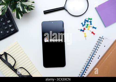 Wroclaw, Pologne - 12 octobre 2025 : logo de la plateforme PixVerse sur smartphone. PixVerse est l’une des plateformes d’IA les plus populaires Banque D'Images