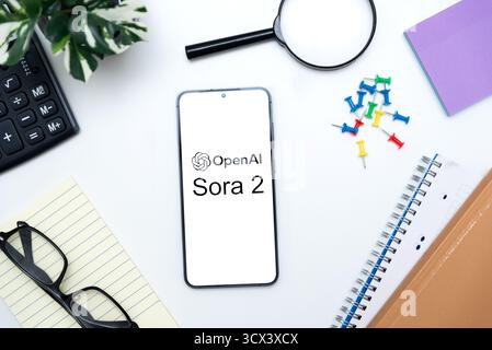 Wroclaw, Pologne - 12 octobre 2025 : logo OpenAI sur smartphone. OpenAI est l’une des plateformes d’IA les plus populaires Banque D'Images