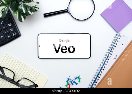 Wroclaw, Pologne - 12 octobre 2025 : logo de la plateforme Google Veo sur smartphone. Google Veo est l’une des plateformes d’IA les plus populaires Banque D'Images
