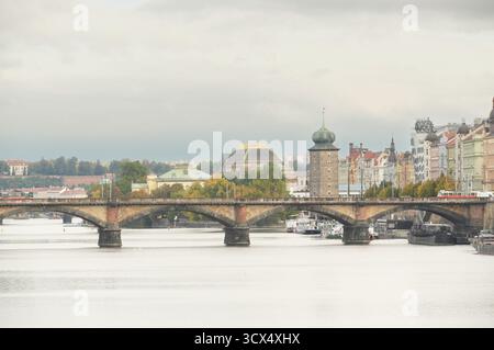 Vue sur la rivière Vltava à Prague, République tchèque. Banque D'Images
