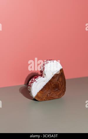 Carte de voeux de style isométrique Saint-Valentin délicieux croissant frais surmonté d'une saveur colorée Ganache. Création unique boulangerie en forme de coeur. Feuilleté de vacances amour cadeau idée de cadeau cadeau. Copier l'espace Banque D'Images