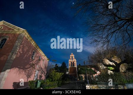 Superbe astrophotographie d'une église grecque traditionnelle sous un ciel nocturne limpide rempli d'innombrables étoiles. Le clocher historique se dresse ta Banque D'Images