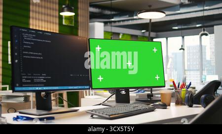 Ordinateur maquette dans un bureau de démarrage INFORMATIQUE vide affichant les langages de programmation utilisés pour la construction d'applications. Ordinateur d'écran vert montrant le code dans l'agence de développement de logiciels sans personne dans Banque D'Images