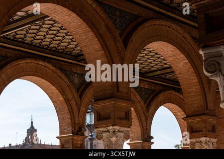 Les arches de la Plaza de España présentent le style néomudejar utilisé par l'architecte Aníbal González dans la pièce maîtresse de la foire ibéro-américaine de 1929. Banque D'Images