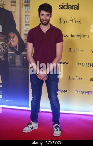 Madrid, Espagne, le 13 octobre 2025 : le réalisateur Luis Navarrete pose pour les médias lors de la première Photocall 'le dîner' le 13 octobre 2025, au Kinépolis Ciudad de la IMAX à Madrid, Espagne. Crédit : Alberto Brevers / Alamy Live News. Banque D'Images