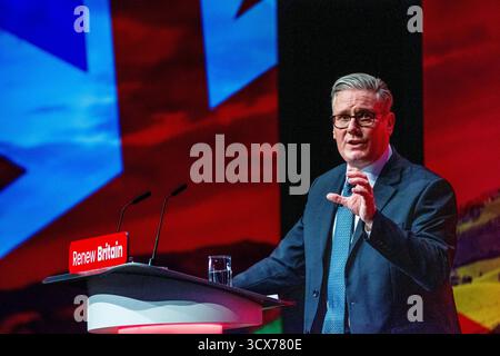 Liverpool, Royaume-Uni. 30 septembre 2025. Keir Starmer à la Conférence du travail 2025 après la fin de la saison des conférences nationales pour les partis politiques britanniques, les deux grands partis traditionnels ont été laissés pour compte par le parti populiste de droite réformiste britannique. Une vague de nationalisme a été observée au Royaume-Uni avec des drapeaux hissés sur les lampadaires et des manifestations anti-immigration et d'extrême droite organisées dans les grandes villes et à l'extérieur des hôtels hébergeant des demandeurs d'asile. Le parti travailliste au pouvoir et le parti conservateur de l'opposition officielle ont tous deux été accusés de passer à la droite avec les politiques i. Banque D'Images