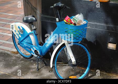E-Bike Eyesore, déchets jetés dans le panier bleu du guidon Partagez faites du vélo sur Bayswater Road à Kings Cross à Sydney Banque D'Images