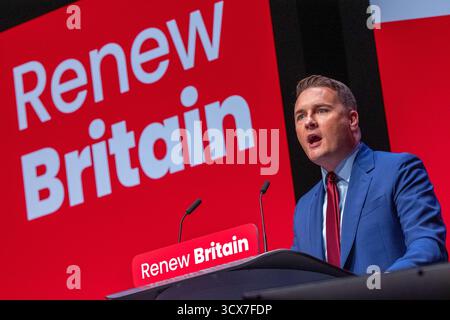 Liverpool, Royaume-Uni. 30 septembre 2025. Le secrétaire d'État à la santé et aux soins sociaux Wes Streeting discours de la conférence encadrant le Labour comme le véritable agent du changement radical pour le NHS pour contrer les réformes appelle au changement. Après la fin de la saison des conférences nationales pour les partis politiques britanniques, les deux grands partis traditionnels ont été laissés pour compte par le parti populiste de droite réformiste britannique. Une vague de nationalisme a été observée au Royaume-Uni avec des drapeaux hissés sur les lampadaires et des manifestations anti-immigration et d'extrême droite organisées dans les grandes villes et à l'extérieur des hôtels hébergeant des demandeurs d'asile. B Banque D'Images