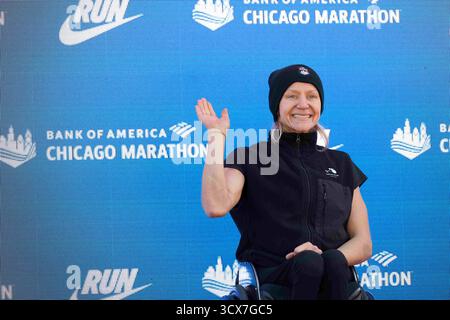Chicago, Illinois, États-Unis. 12 octobre 2025. SUSANNAH Scaroni, des États-Unis, célèbre la cérémonie de remise des prix après avoir terminé première de la course féminine en fauteuil roulant au marathon de Chicago 2025 le 12 octobre 2025. (Crédit image : © Richard Dizon/ZUMA Press Wire) USAGE ÉDITORIAL SEULEMENT ! Non destiné à UN USAGE commercial ! Banque D'Images