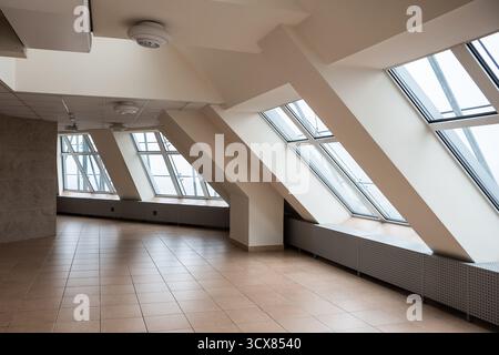 Minsk, Biélorussie - 07 mai 2015 - spacieuse chambre mansardée avec de grandes fenêtres et des éléments de design modernes. Banque D'Images