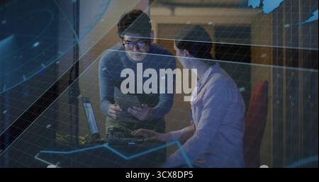 Expliquer les données avec l'homme asiatique tenant la tablette et la femme tapant l'ordinateur portable dans le laboratoire de technologie, superpositions de données Banque D'Images