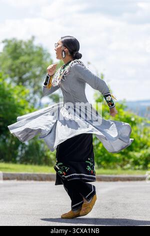 Alexandria Campbell, nation Onondaga démonstration d'une danse de fumée féminine lors d'une manifestation culturelle à Liverpool, New York. Banque D'Images