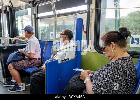 Miami Beach Floride, North Beach, Miami-Dade Metrobus, personnes âgées assises à l'intérieur du bus, navetteurs se reposant pendant le trajet, passen de transport en commun Banque D'Images