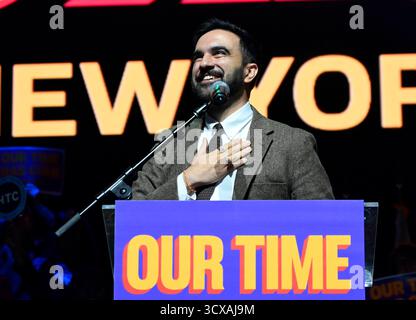 Zohran Mamdani, candidat du Parti démocrate à la mairie de New York, fait des remarques lors d'un rendez New York City Great Again Our Time Has Come Rally au United Palace dans le quartier Washington Heights de Manhattan, New York, New York, USA le lundi 13 octobre, 2025.Credit : Kyle Mazza/CNP/Sipa USA crédit : Sipa USA/Alamy Live News Banque D'Images