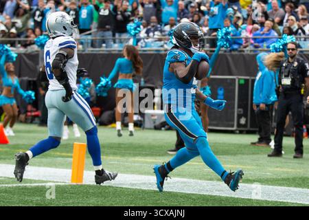 Charlotte, Caroline du Nord, États-Unis. 12 octobre 2025. Caroline du Nord, États-Unis ; Carolina Panthers Running back Rico Dowdle (5) marque un touchdown au Bank of America Stadium à Charlotte, Caroline du Nord. Jonathan Huff/CSM (image crédit : © Jonathan Huff/Cal Sport Media). Crédit : csm/Alamy Live News Banque D'Images