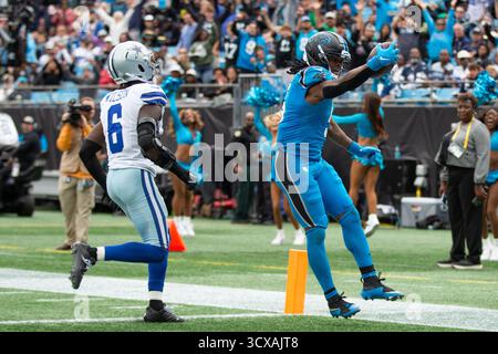 Charlotte, Caroline du Nord, États-Unis. 12 octobre 2025. Caroline du Nord, États-Unis ; Carolina Panthers Running back Rico Dowdle (5) marque un touchdown au Bank of America Stadium à Charlotte, Caroline du Nord. Jonathan Huff/CSM/Alamy Live News Banque D'Images