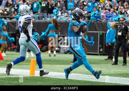 Charlotte, Caroline du Nord, États-Unis. 12 octobre 2025. Caroline du Nord, États-Unis ; Carolina Panthers Running back Rico Dowdle (5) marque un touchdown au Bank of America Stadium à Charlotte, Caroline du Nord. Jonathan Huff/CSM/Alamy Live News Banque D'Images