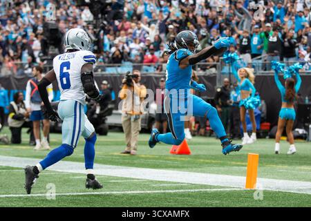 Charlotte, Caroline du Nord, États-Unis. 12 octobre 2025. Caroline du Nord, États-Unis ; Carolina Panthers Running back Rico Dowdle (5) marque un touchdown au Bank of America Stadium à Charlotte, Caroline du Nord. Jonathan Huff/CSM/Alamy Live News Banque D'Images
