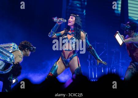 Londres, Royaume-Uni. 13 octobre 2025. Katy Perry a été vu en concert sur scène pendant le Lifetimes Tour à l'O2 Arena, la première de deux nuits à l'arène. Crédit : SOPA images Limited/Alamy Live News Banque D'Images