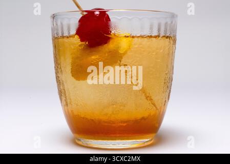 À l'ancienne, le cocktail classique de l'histoire appelé inoubliable avec du bourbon Kentuckian. Banque D'Images