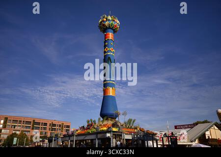 Colonne de fruits, repère, Cannstatter Wasen, funfair, carnaval, Festival du printemps, festival folklorique, Bad Cannstatt, Stuttgart, Bade-Wuerttemberg, Allemagne Banque D'Images