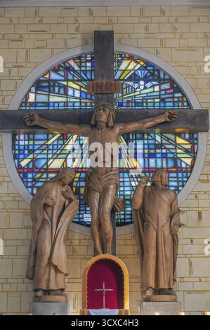 Maître-autel avec crucifix, vitrail coloré et figures de saints, église de tous George in Wohmbrechts, Allgaeu, Baden-Wuerttemberg, germe Banque D'Images
