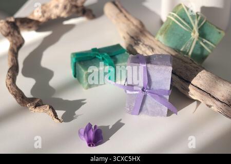 Cubes de savon naturel sur fond d'éléments naturels. Artisanat et passe-temps. Cosmétiques et beauté. Produits écologiques. Arrière-plan Banque D'Images