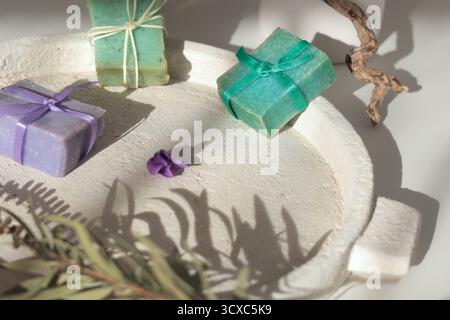 Cubes de savon naturel sur fond d'éléments naturels. Artisanat et passe-temps. Cosmétiques et beauté. Produits écologiques. Arrière-plan Banque D'Images