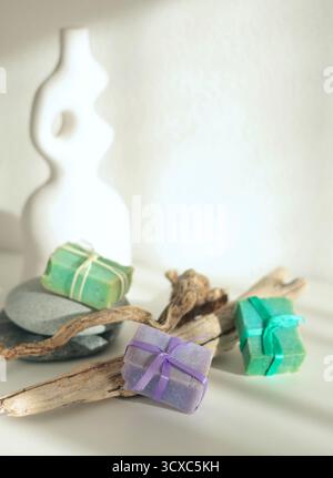 Cubes de savon naturel sur fond d'éléments naturels. Artisanat et passe-temps. Cosmétiques et beauté. Produits écologiques. Arrière-plan Banque D'Images