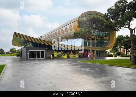Bakou, Azerbaïdjan. 9 octobre 2025. Vue extérieure du Musée du tapis d'Azerbaïdjan dans le parc national de Bakou Seaside dans le centre-ville Banque D'Images