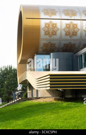 Bakou, Azerbaïdjan. 9 octobre 2025. Vue extérieure du Musée du tapis d'Azerbaïdjan dans le parc national de Bakou Seaside dans le centre-ville Banque D'Images