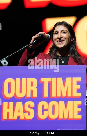 NY. 13 octobre 2025. Lina Khan lors d'une apparition publique pour Our Time Has Come NYC Mayoral Election Campaign Rally pour Zohran Mamdani, Washington Heights, New York, NY, 13 octobre, 2025. crédit : Kristin Callahan/Everett Collection/Alamy Live News Banque D'Images