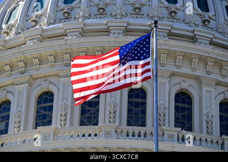 Washington, DC, États-Unis. 9 octobre 2025. Drapeau des États-Unis survole le front est du Capitole américain à Washington, DC, USA, le jeudi 9 octobre, 2025. crédit : Ron Sachs/CNP pour NY Post (RESTRICTION : NO Daily mail. AUCUN journal de New York ou du New Jersey ni aucun journal dans un rayon de 75 milles autour de New York.) Crédit : dpa/Alamy Live News Banque D'Images