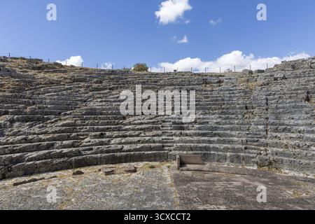 Paysage photographié en été andalou. Paysage aride avec ciel bleu à côté de ruines romaines. Un vieux théâtre historique délabré dans les ruines d'Acinip Banque D'Images