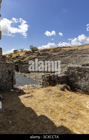 Paysage photographié en été andalou. Paysage aride avec ciel bleu à côté de ruines romaines. Un vieux théâtre historique délabré dans les ruines d'Acinip Banque D'Images