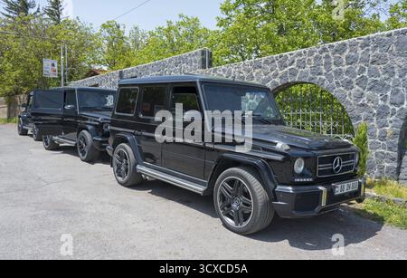 Deux véhicules Mercedes tout-terrain noirs stationnés l'un à côté de l'autre dans un parking, Mercedes-Benz classe G, Mercedes AMG G 63, province d'Aragazotn, Arménie Banque D'Images
